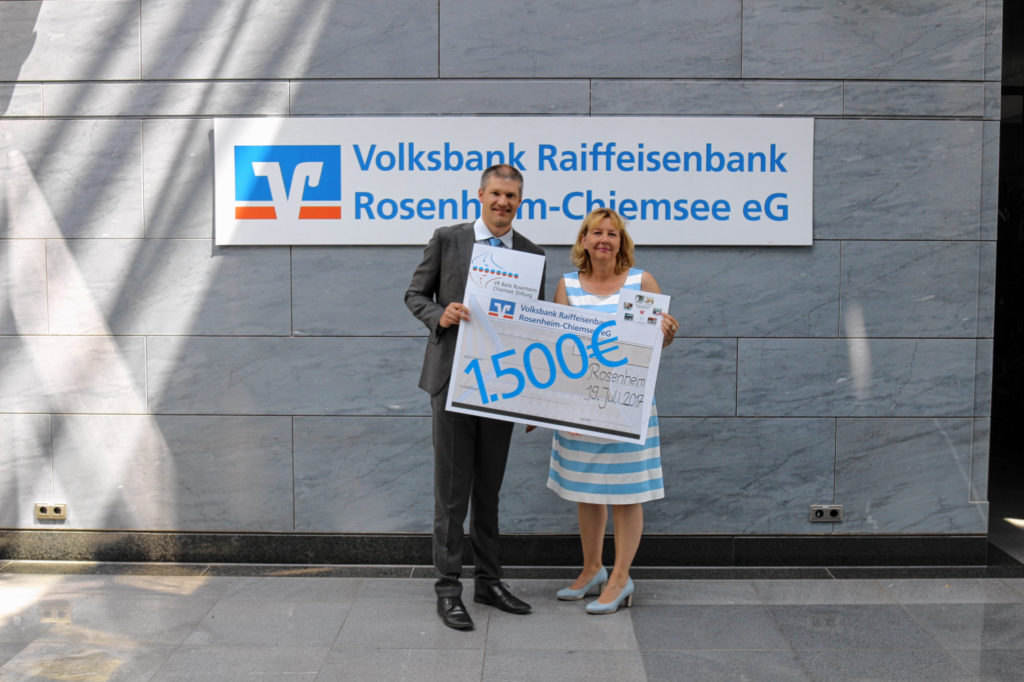 Mirko Gruber, stellvertretender Stiftungsvorstand der VR-Bank-Rosenheim-Chiemsee-Stiftung, zusammen mit Beate Hoyer-Radtke, Erste Vorsitzende der Nachbarschaftshilfe Rosenheim e.V. Foto: Volksbank Raiffeisenbank Rosenheim-Chiemsee eG