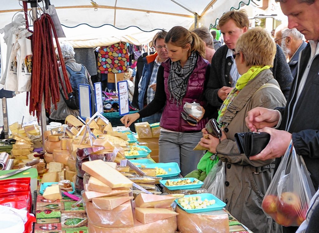 Die Auswahl beim Warenmarkt ist groß.