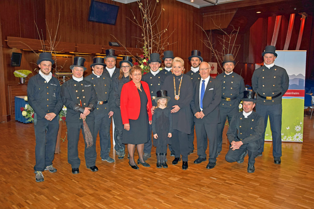 Die Kaminkehrer kamen als Glücksbringer ins KU‘KO, darüber freuten sich die Rosenheimer Bürgermeister, von links: Dr. Beate Burkl, Gabriele Bauer und Anton Heindl. Foto: Stefan Trux