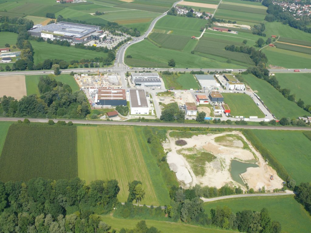 Das Gewerbegebiet Am Oberfeld im September 2018 aus der Luft gesehen. Oben links im Bild die Filliale von von WEKO, darunter das 2014 mit dem Bau von Sanitär Heinze eröffnete Gewerbegebiet Am Oberfeld, dazwischen die Bundesstraße. Ganz unten im Bild die schon zuvor bestehende Kiesgrube.