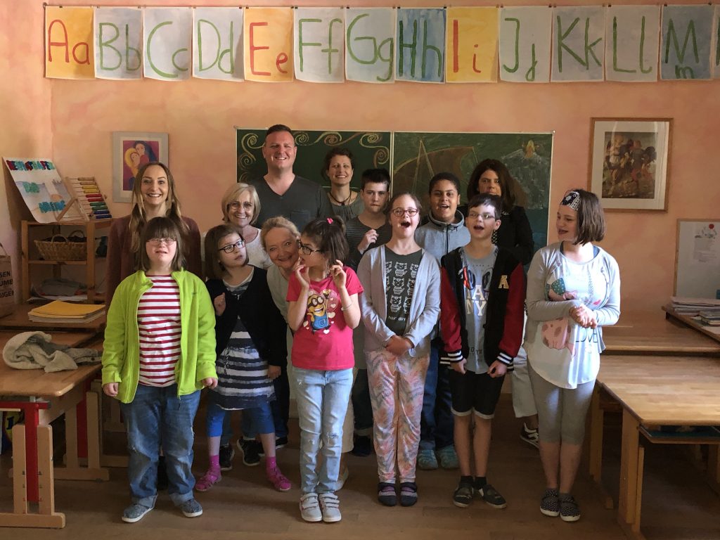 Die Kinder der Raphael-Schule freuen sich schon auf die Klassenfahrt an den Bodensee. Eva Janisch (Geschäftsleitung), Michaela Erdösi (Klassenlehrerin) und Gerhard Holzinger von OBI Raubling bei der Übergabe der Geldspende.