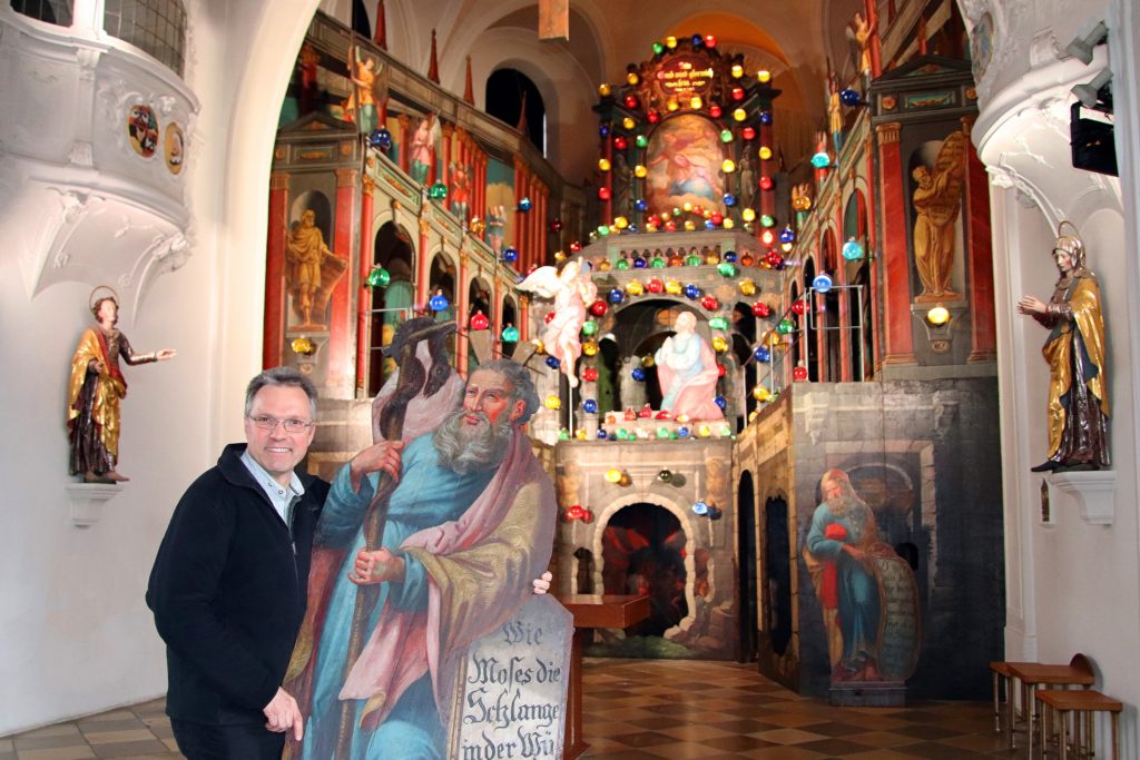 Das restaurierte und mehr als 400 Jahre alte Heilige Grab in der Pfarrkirche von Aschau im Chiemgau erstrahlt in neuem Glanz. Auch Pfarrer Paul Janßen hat bei den Aufbauarbeiten mitgeholfen. Foto: H. Reiter