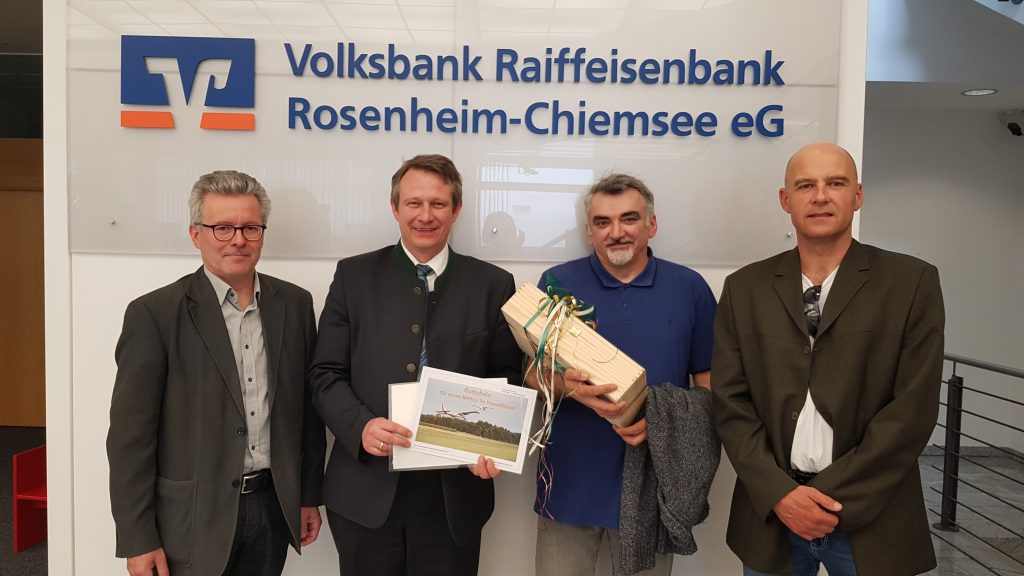 Freude bei der Übergabe der Auszeichnung (von links): Georg Vogl (Chefpilot der Hagelabwehr Rosenheim), Christian Bürger (Kreisdirektor Agrar der Volksbanken und Raiffeisenbanken in Stadt und Landkreis Rosenheim), Stefano Ferrioli (ausgezeichneter Wettermelder), Prof. Dr. Peter Zentgraf (Projektleiter RO-BERTA2 an der Hochschule Rosenheim).