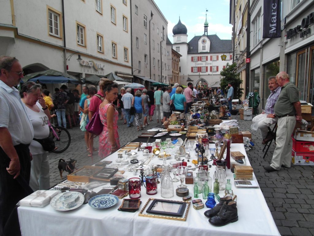 In der Rosenheimer Fußgängerzone werden die Liebhaber nostalgischer Waren mit Sicherheit fündig.