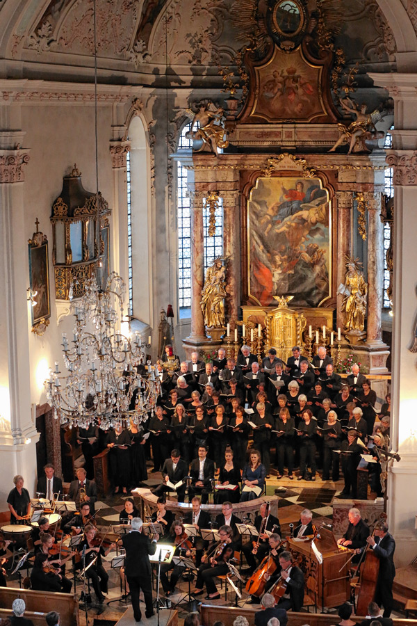 Die Chorgemeinschaft Mariä Himmelfahrt und das Collegium Musicum Prien in der Pfarrkirche.