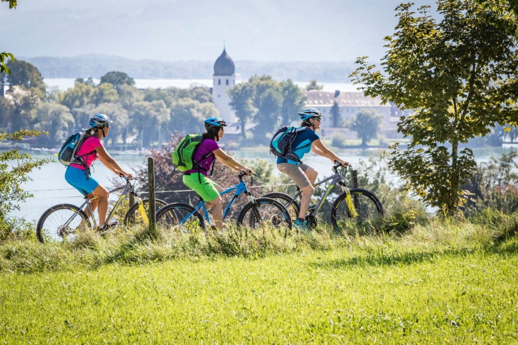 So schön ist die Region: Radeln mit Blick auf die Fraueninsel.