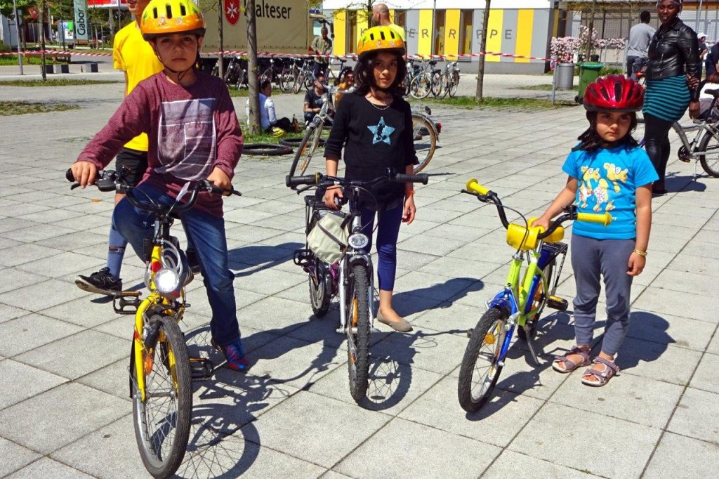 Sie sind stolz auf ihr erstes eigenes Fahrrad. Foto: re