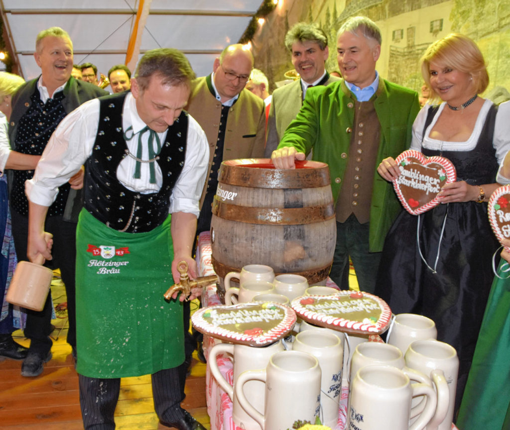 Mittlerweile ein Profi im Anzapfen: Bürgermeister Olaf Kalsperger. Sein Können bewundern, von links: Festwirt Manfred Kirner, Braumeister Franz Amberger, Prokurist Wolfgang Dichtl, Andreas Steegmüller-Pyhrr und Marisa Steegmüller von der Privatbrauerei Flötzinger. Fotos: Ruprecht