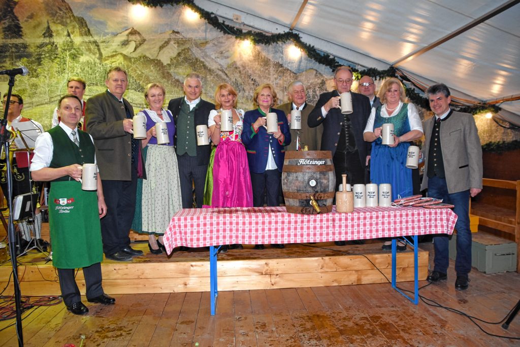 Von links beim Anstich: Bürgermeister Olaf Kalsperger, die Festwirtsleute Elisabeth und Manfred Kirner, Andreas Steegmüller-Pyhrr, Marisa, Martha und Franz Steegmüller von der Brauerfamilie sowie Landrat Wolfgang Berthaler mit Frau Edith, FlötzingerGeschäftsführer Wolfgang Dichtl und Flötzinger-Braumeister Franz Amberger hinten zwischen dem Landratsehepaar. Fotos: Franz Ruprecht