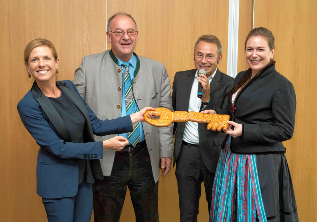 Von links: Andrea Dorsch, Leiterin der kommunalen Realschule, Landrat Wolfgang Berthaler, Architekt Thomas Strähle, Kerstin Haferkorn, Leiterin der staatlichen Realschule, bei der symbolischen Schlüsselübergabe. Fotos: Foto Berger