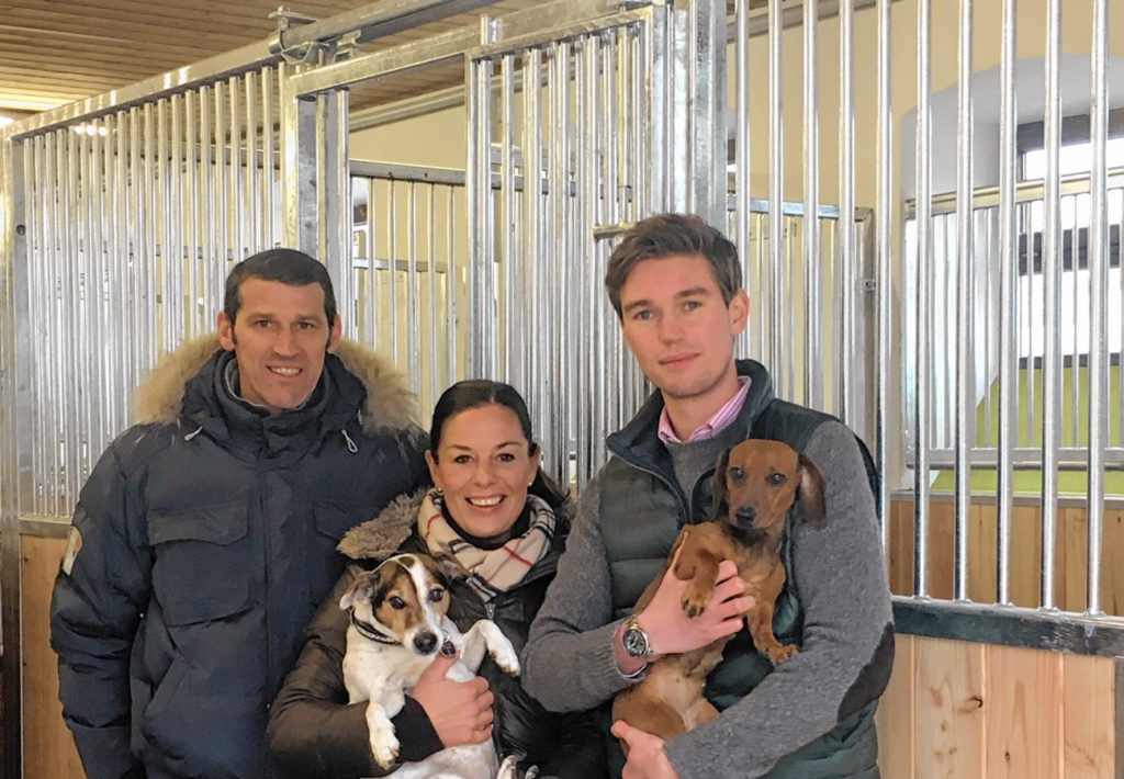 Von links: Peter und Tanja Koll und Stephan Wurm von der Reitsportanlage Rauch im Holz.