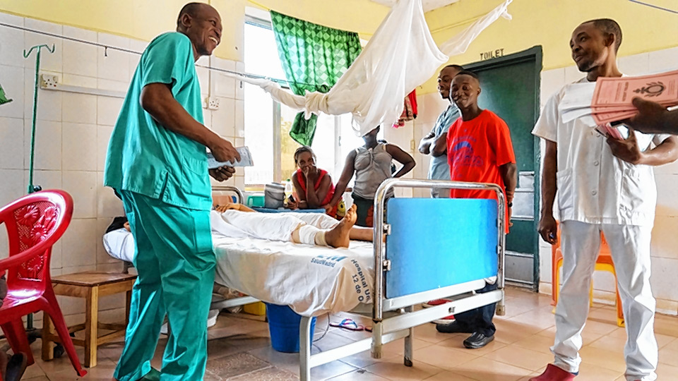 Ärztliche Visite und Besuch eines Patienten in Sierra Leone.