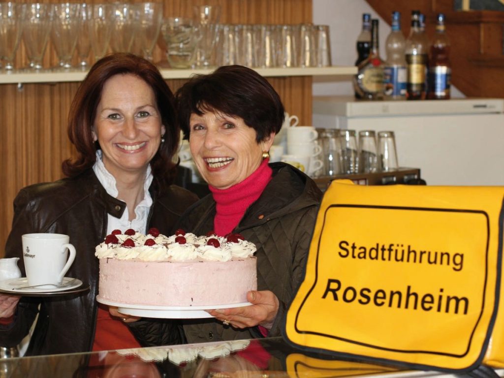 Die Stadtführerinnen Karin Wiesböck und Brigitte Schwaighofer freuen sich auf einen barrierefreien Stadtspaziergang mit einem gemütlichen Ausklang.