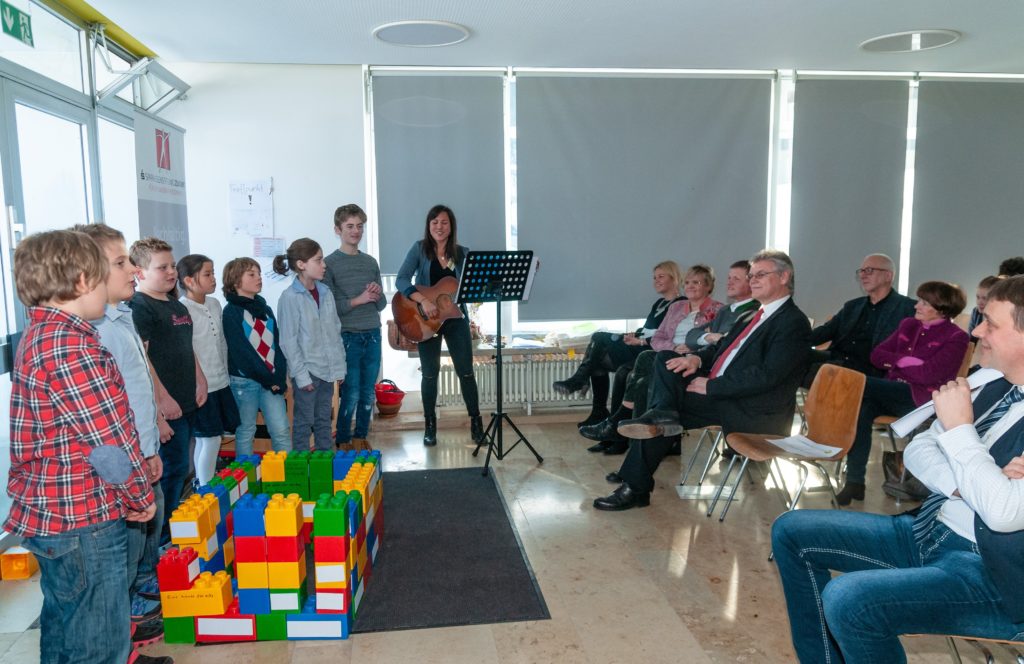 Die Schüler der Mittelstufe beim Festakt zum fünften Geburtstag der Privaten Schulen Oberaudorf-Inntal. Zu den Ehrengästen zählte auch der Vize-Präsident des Bayerischen Bezirkstags, Rainer Schneider.