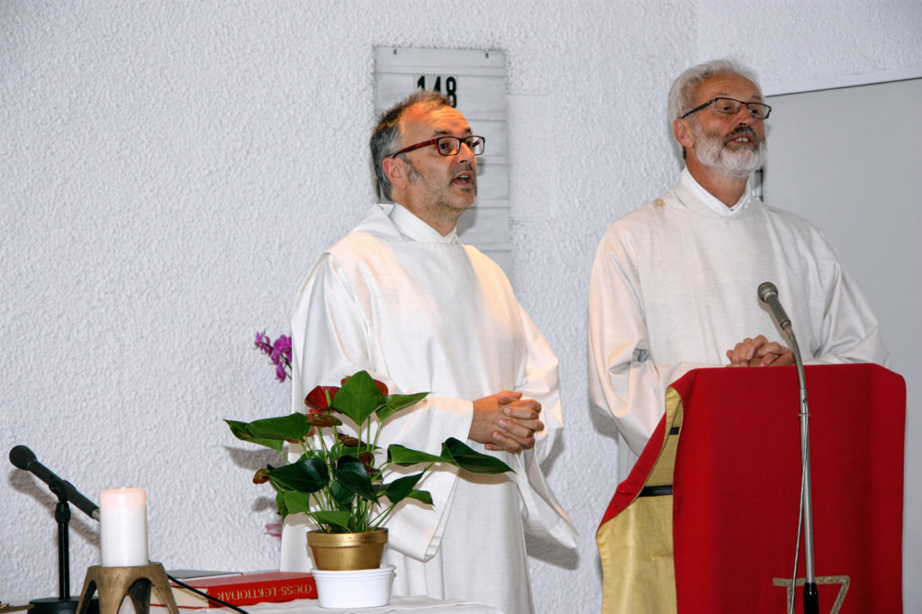 Pastoralreferent Alfred Schott, links, und Diakon Andreas Demmel zelebrierten den Gottesdienst gemeinsam.