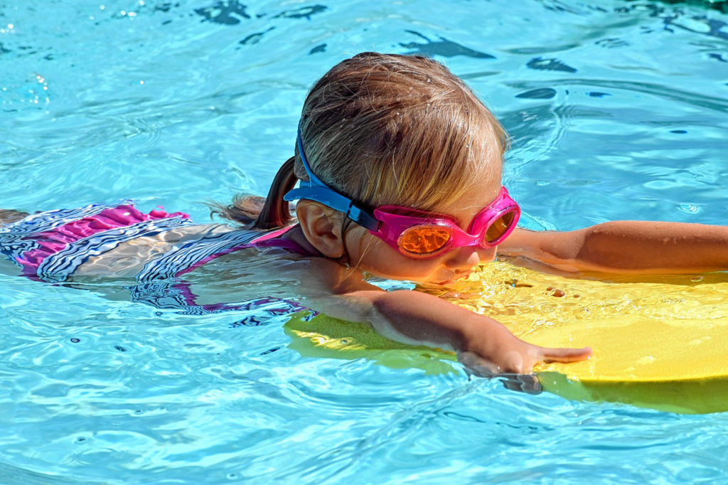 Je eher, desto besser gilt für das Schwimmenlernen.