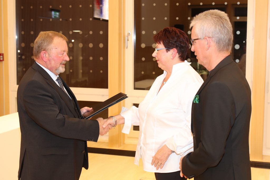 Der stellvertretende Landrat Josef ehrte Sigrid und Dirk Scholz für ihr großes Engagement. Foto: re