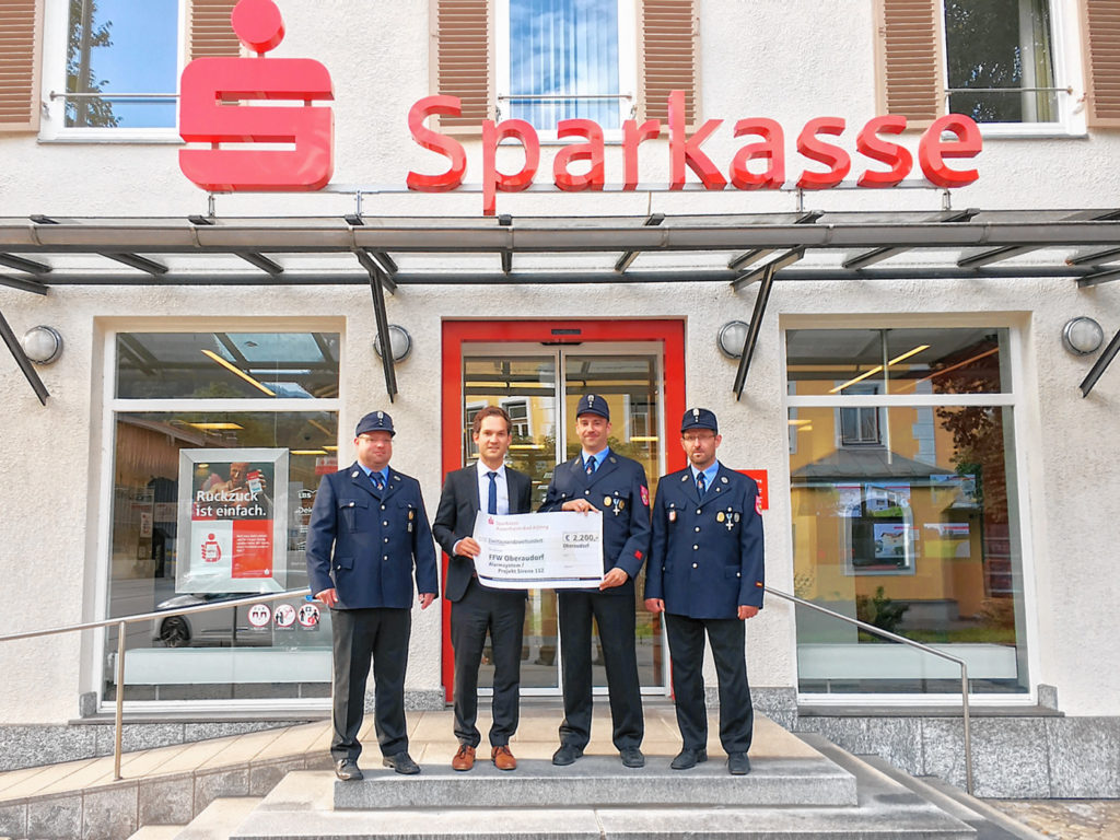 Andreas Steinbeißer, Leiter der Sparkassen-Geschäftsstelle Oberaudorf, bei der Spendenübergabe an Ersten Vorstand Martin Bernrieder, Ersten Kommandant Rainer Mager und Kassier Martin Forner.