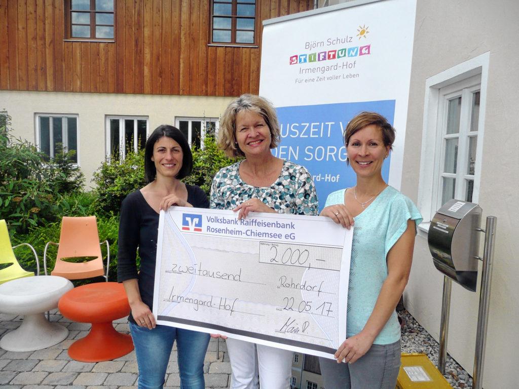 Große Freude bei der Spendenübergabe (von links): Ramona Maier (Vereinsvorstand Groß für Klein Rohrdorf e.V.), Corinna Noack-Aetopulos (Irmengard-Hof Marketing), Marion Forstner (Vereinsmitglied).