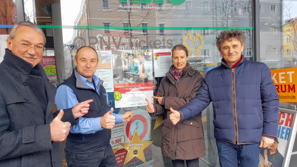 Daumen hoch für das neue Angebot, von links: Michael Schmidt, Niederlassungsleiter Marketing, Niederlassung Ost RVO; Ingmar Töppel, SVR; Cornelia Viebach, RoVG Stadt Rosenheim; Hans Zagler, RoVG Landkreis, vor dem TicketZentrum. Foto: re