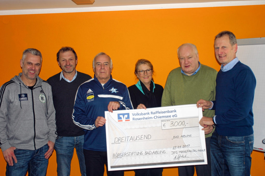 Die Spendenübergabe (von links): die JFG-Trainer Peter Niedermeier, Engelbert Schamböck, Horst Schädl Vertreter des FC Sternstunden, Charlott Stöckel von der Bad Aiblinger Tafel, Horst Freiheit Vertreter der Bürgerstiftung und Andreas Wegscheider von der JFG-Vorstandschaft