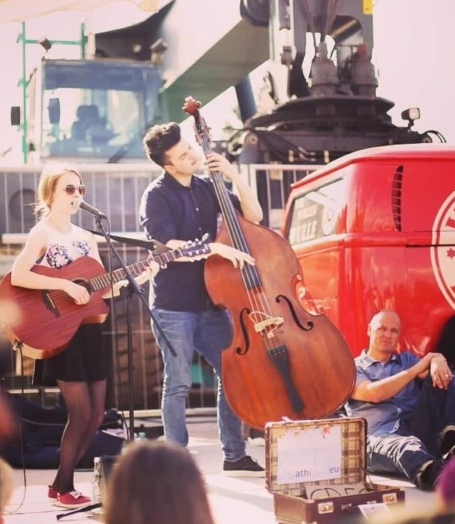 Getreu dem Motto „deine Bühne – die Straße“ geht es zum Musizieren in die Fußgängerzonen.