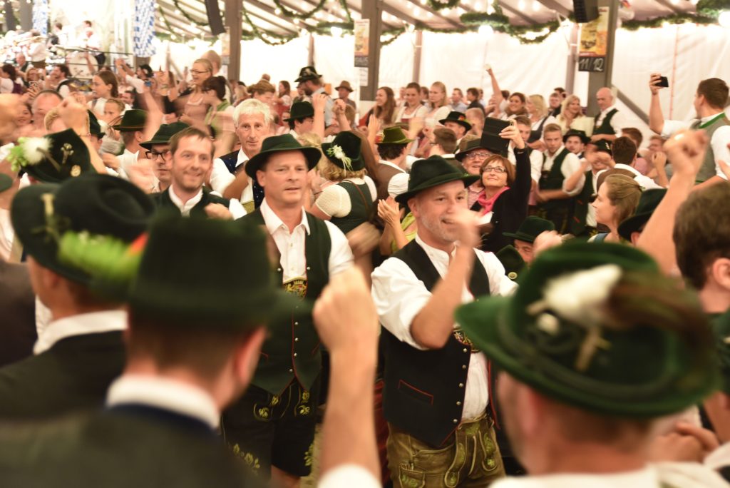 Jedes Jahr ist das gemeinsame Platteln im Flötzinger-Zelt einer der zahlreichen Höhepunkte beim Herbstfest.