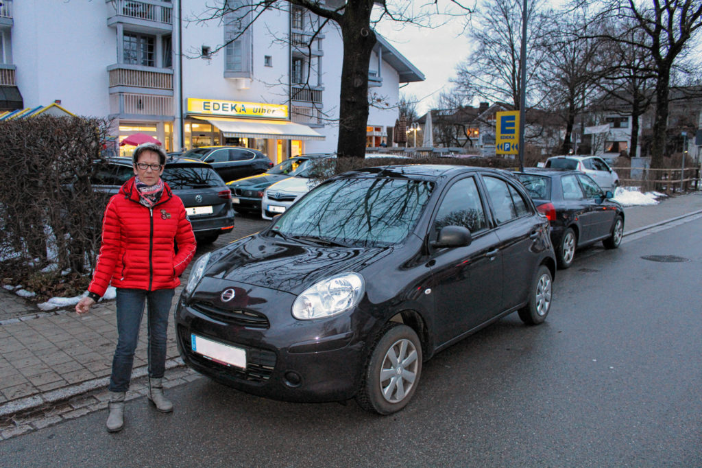 Alma Ulber vor dem Frischemarkt. Das Auto gleich neben ihr ist korrekt neben dem Gehsteig geparkt, auch wenn die Durchfahrt erschwert wird. Das Auto dahinter hingegen, halb auf dem Gehsteig, müsste mit einem Strafzettel rechnen.