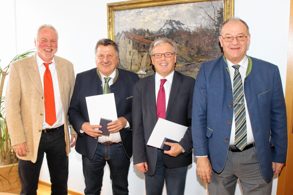 Ehrung für zwei verdiente Bürger (von links): Werner Gartner, die geehrten Josef Baumann und Michael Kölbl mit Landrat Wolfgang Berthaler.