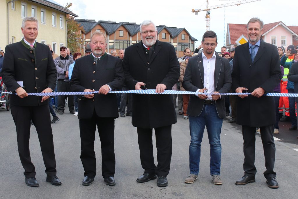 Von links: Richard Richter, Bürgermeister, Josef Huber, stellvertretender Landrat, Sebastian Friesinger, Bezirksrat, Alexander Duerager, Strabag, und Martin Fritsch, Ingenieurbüro Fritsch, durchschnitten das Band.