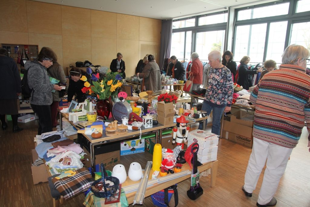 Beim Verschenk-Markt finden alte Schätze neue Besitzer.