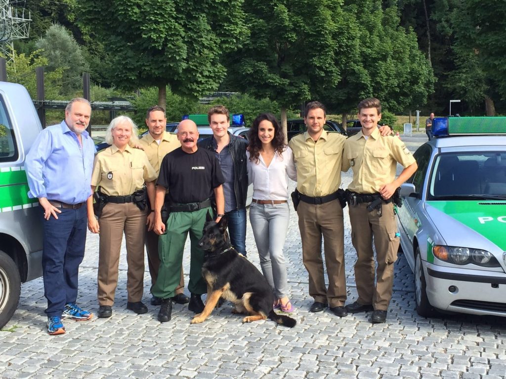 Georg Mühlbauer, Vierter von links, und sein Burli bei den Dreharbeiten für die ZDF-Krimiserie „Der Alte“, die im benachbarten Rohrdorf stattgefunden haben.