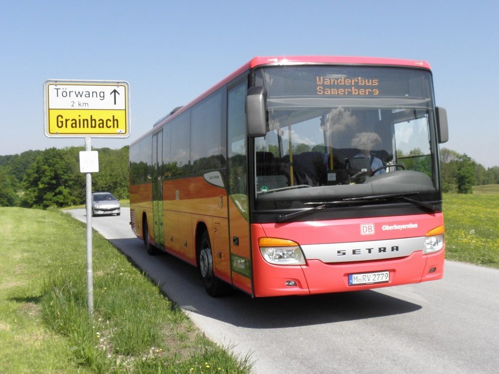 Der Wanderbus auf dem Weg zum Samerberg.