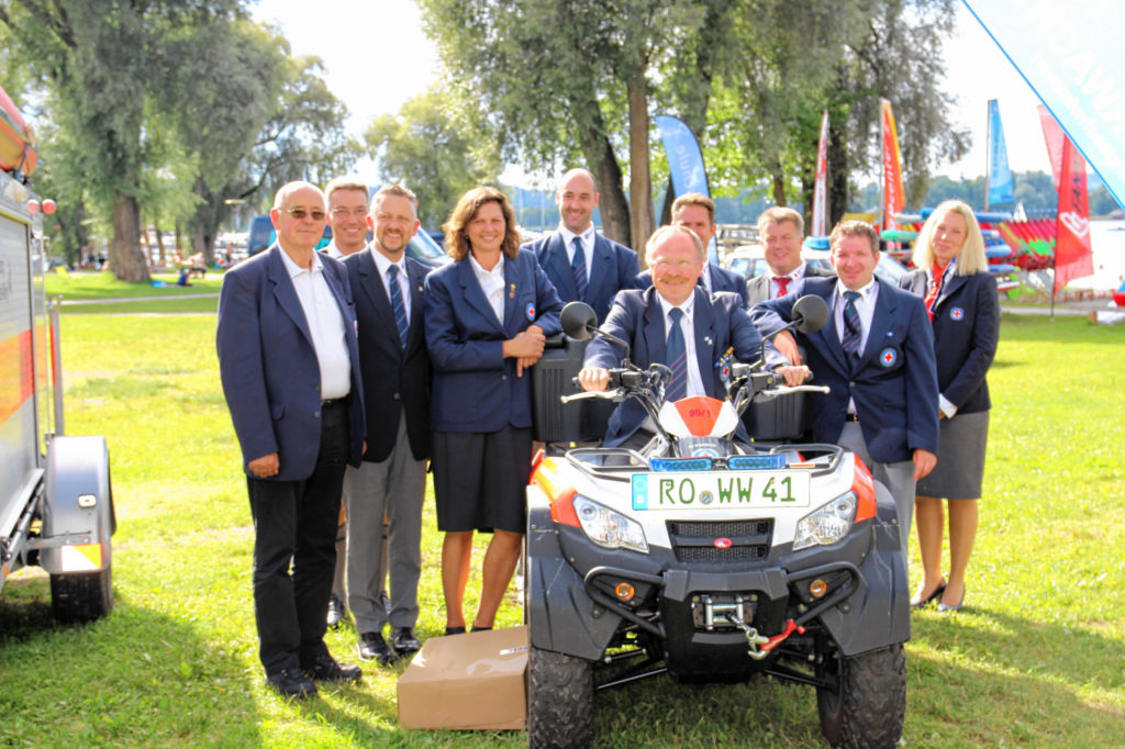 Christian Förster (auf Quad) wird von seinen Kameraden verabschiedet (von links): Karl-Heinrich Zeuner (Vorsitzender BRK Kreisverband Rosenheim), Otto Lederer (MdL), Thomas Huber (Landesvorsitzender der Wasserwacht und MdL, Ilse Aigner (MdL), Tobias Halang (Kreiswasserwacht), Freddy Eisner (stellvertretender Vorsitzender BRK Kreisverband Rosenheim), Martin Schmidt (Kreisgeschäftsführer), Carsten Fischer (neuer Vorsitzender der Kreiswasserwacht) und Mirja Feichtner (Kreiswasserwacht).