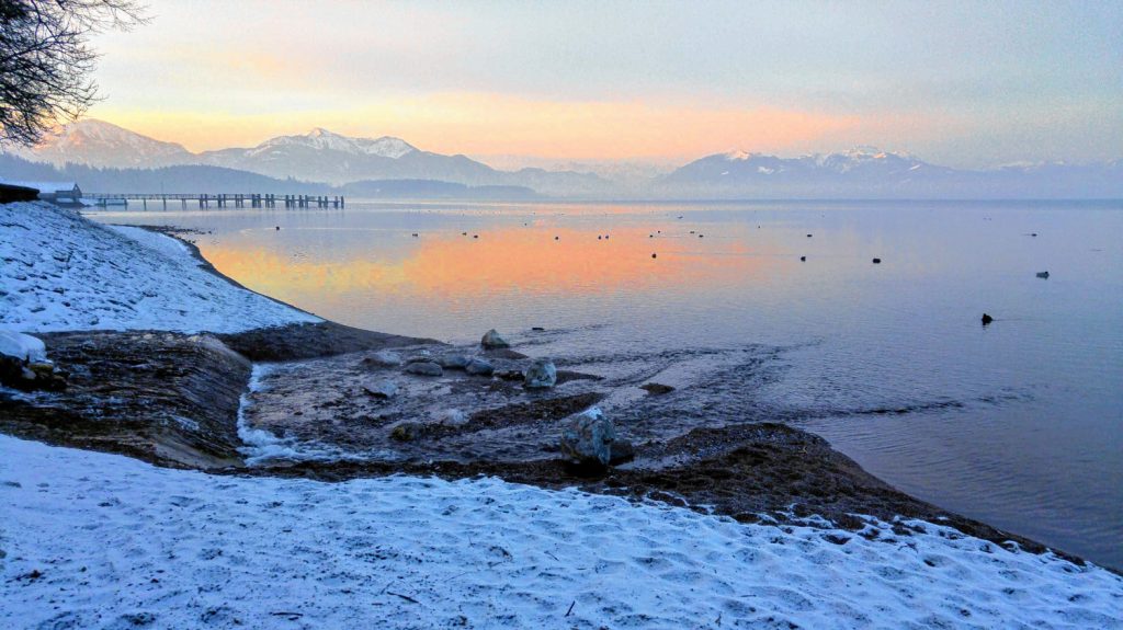 Intakte Ökosysteme, hier ein Blick auf den winterlichen Chiemsee, sind die Grundlage für sauberes Trinkwasser. Foto: hö/Andrea Major