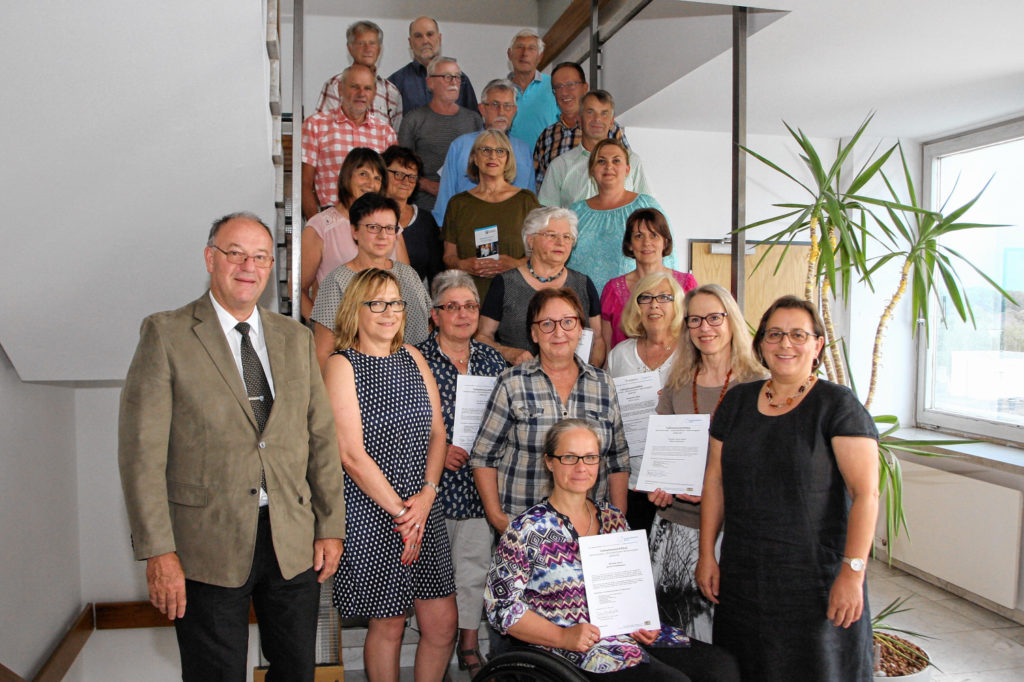 Die frisch ausgebildeten Wohnberater mit Landrat Wolfgang Berthaler, vorne links, und Brigitte Neumaier, vorne rechts, von der Fachstelle Wohnberatung im Landratsamt Rosenheim.