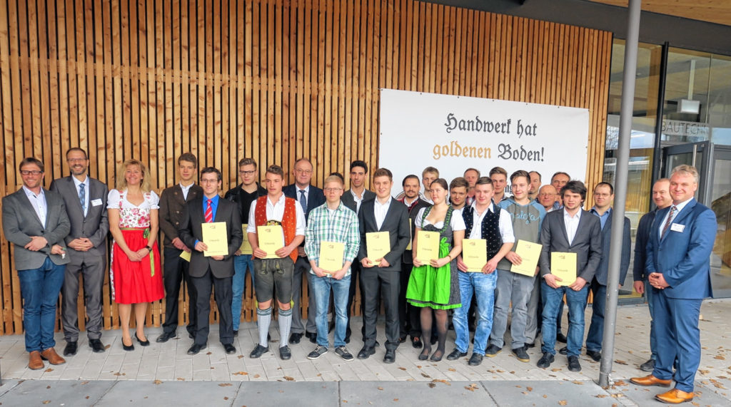 Zusammen mit Schulleiter Johann Strauß und Angela Eder (Zweiter und Dritte von links) und Landrat Wolfgang Berthaler (Achter von links) stellten sich die Schulabgänger mit ihren Klassenleitern zum Gruppenbild. Foto: re