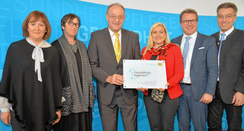 Bayerns Gesundheitsministerin Melanie Huml hat auch an den Landkreis Rosenheim den Bescheid offiziell übergeben. Unser Bild zeigt von links: Dr. Irmgard Wölfl (Leiterin Gesundheitsamt), Dr. Gitte Händel (Geschäftsstellenleiterin), Landrat Wolfgang Berthaler, Gesundheitsministerin Melanie Huml, Klaus Stöttner MdL, Otto Lederer MdL.