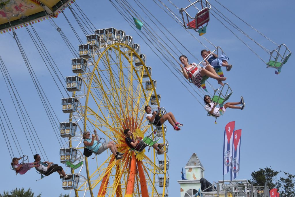 Luftige Höhen oder Platz in den Festzelten: Das Herbstfest ist ein Genuss.