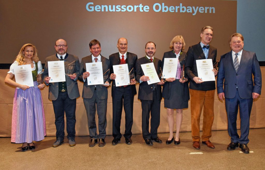 Staatsminister Helmut Brunner mit Vertretern der Genussorte Aschau i. Chiemgau und Sachrang, Bad Feilnbach, Oberes Isental, Rohrdorf, Schrobenhausener Land, Tegernseer Tal und Waging am See.