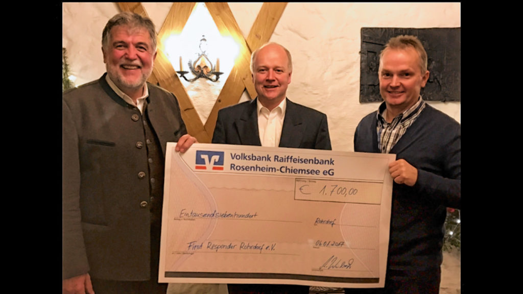 Freude über die Spende (von links): Jakob Opperer senior, Vorsitzender der „First Responder Rohrdorf“, Richard Haimmerer, Leiter des Adventssingens und Andreas Wiesböck, Vorstand des Liederkranzes. Foto: re