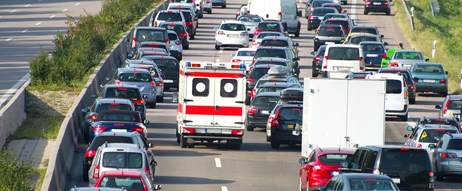 Ein späteres bilden der Rettungsgasse ist aufgrund von Platzmangel oft nicht möglich. Deswegen ist es besonders wichtig, frühzeitig zur entsprechenden Seite zu fahren. Foto: ADAC