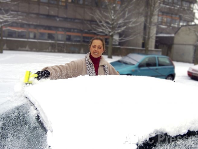 Schnee auf dem Autodach kann zur Gefahr werden. Für den Autofahrer selbst und den nachfolgenden Verkehr. Foto: ADAC/ Simon Katzer