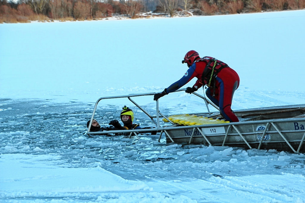 Unter realen Bedingungen übte die Kreiswasserwacht Rosenheim am Höglinger Weiher die Rettung aus dem Eis. Foto: Wasserwacht Rosenheim